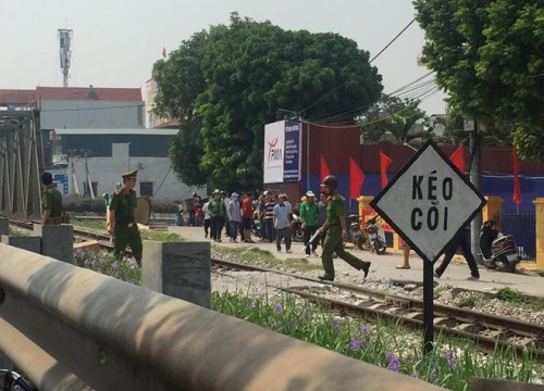 Nam thanh niên đi xe máy tử vong sau va chạm với tàu hỏa