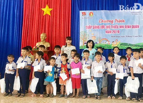 Tặng học bổng cho học sinh nghèo xã vùng sâu Thanh Sơn