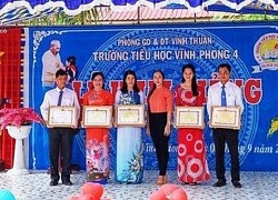 Thông tin mới nhất về Hiệu trưởng "diễn kịch" lên sân khấu nhận thưởng: Sẽ họp báo khi có kết quả