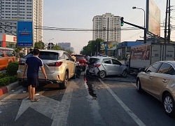 Xe sang Lexus tông ô tô dừng đèn đỏ, 3 ô tô và 2 xe máy gặp nạn trong tai nạn liên hoàn