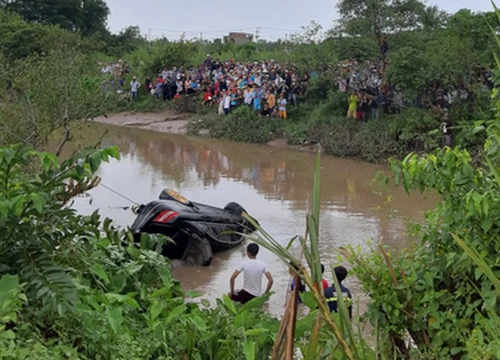 1 phụ nữ mang thai cùng 2 người khác chết trong xe Mercedes