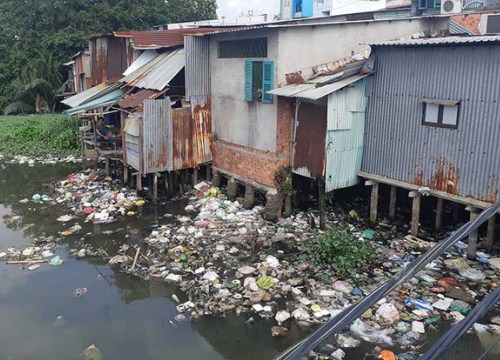 Dân nín thở sống ven kênh rác