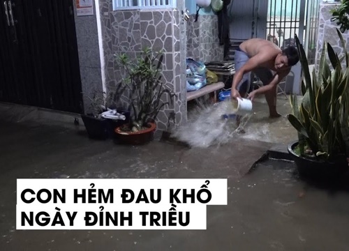 Hì hục tát nước trong con hẻm 'đau khổ' ngày TP HCM đạt đỉnh triều cường