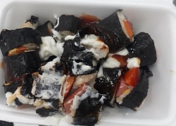 Mua hộp kimbap lúc cuối ngày nhận về đồ sống sượng, cô nàng phản ánh thì chủ quán tuyên bố đặt app được giảm giá chả thế