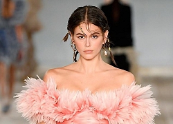 Nàng mẫu 18 tuổi Kaia Gerber xinh như công chúa trên sàn catwalk