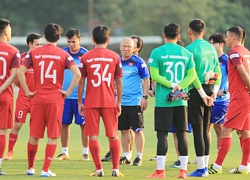 Thầy Park trấn an tinh thần cầu thủ