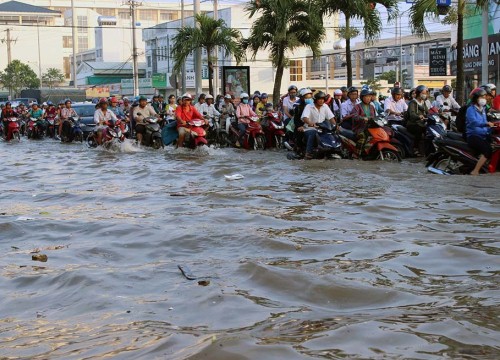 TP HCM và Cần Thơ: Chật vật với nước ngập