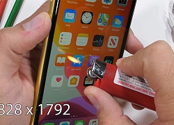 Xót xa trước màn tra tấn iPhone 11 bằng dao rọc giấy, hơ lửa và bẻ cong