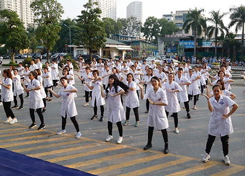 Y bác sĩ Bệnh viện K nhảy flashmob 'rửa tay'