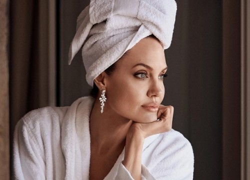 Angelina Jolie quyến rũ đầy mê hoặc khi thả dáng trong bồn tắm