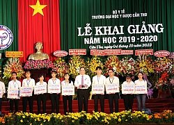 Chủ tịch Trần Thanh Mẫn trao học bổng cho sinh viên vượt khó Đại học Y dược Cần Thơ