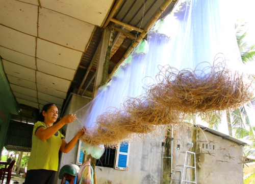 Đồng Tháp: Lũ về nhiều, nước lên nhanh, làng đan lọp bỗng hối hả