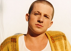 Gác lại tuổi nổi loạn, Charlie Puth hóa chàng trai tình ca trong MV "Cheating On You"