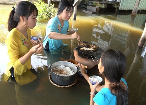 Giăng lưới cá trên chòi và ăn cơm dưới nước