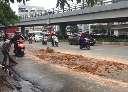 Giật mình với tiếng còi xe ben, thanh niên bỏ của chạy lấy người