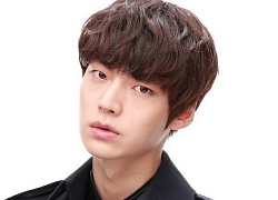 HOT: Ahn Jae Hyun lần đầu xuất hiện sau vụ ly hôn chấn động, tự cô lập với biểu cảm vô hồn trên trường quay