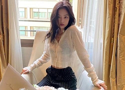 Knet chỉ trích khi Jennie (Blackpink) mặc áo xuyên thấu, tạo dáng gợi cảm