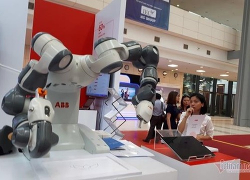 Nhà máy thông minh robot thay thế người, nói vậy thôi nhưng còn rất xa