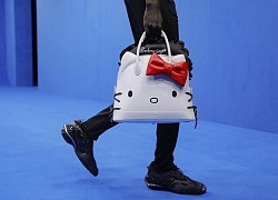 Trend xuân hè 2020 từ Balenciaga: Người mẫu nam xách túi Hello Kitty tự tin sải bước