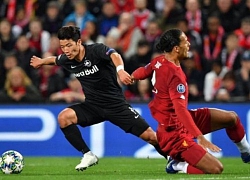 Van Dijk 'té chổng vó' sau khi bị qua mặt