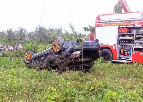 Vụ 3 thi thể trong xe Mercedes dưới kênh: Hé lộ nguyên nhân tai nạn