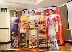 Bộ sưu tập áo dài Việt được Đại sứ Thổ Nhĩ Kỳ khen ngợi
