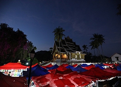 &#8216;Cháy túi&#8217; ở chợ đêm phố cổ Luang Prabang