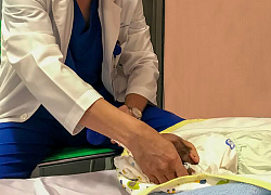 Đã có phương pháp mới chữa não úng thủy: Sự hồi sinh cho những em bé đầu to