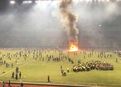 Kinh hoàng bạo loạn ở Indonesia: Lửa cháy rực trời, sân vận động như chiến trường