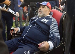 Maradona ngồi 'ngai vàng' chỉ đạo học trò
