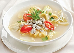 Nấu canh hến dưa cải