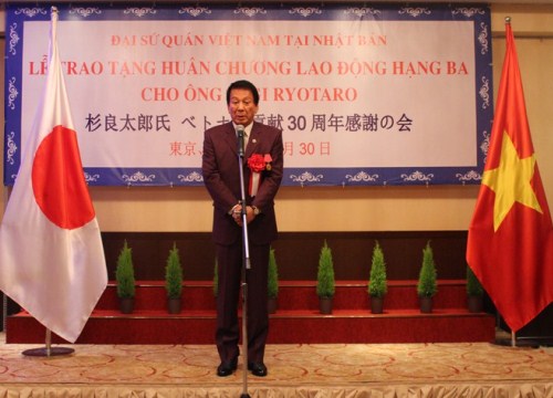 Trao Huân chương Lao động cho Đại sứ đặc biệt Nhật-Việt Sugi Ryotaro