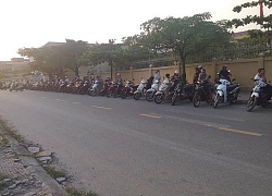 Trường người ta 'gây sốt' mạng xã hội: Cả phụ huynh và học sinh đều xếp hàng ngay ngắn sau giờ tan học