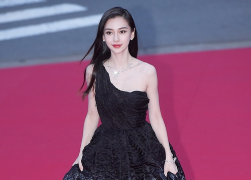 Angelababy được truyền thông Hàn Quốc ca tụng vì vẻ đẹp rạng ngời khi xuất hiện tại LHP Busan