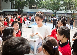 Đích thân ôm thùng tiền kêu gọi quyên góp, Hoa hậu Lương Thuỳ Linh quyết tâm hoàn thành dự án nhân ái