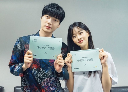 Knet: Goo Hye Sun nổi cơn ghen khi thấy Ahn Jae Hyun e ấp bên Oh Yeon Seo