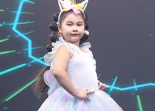 Mẫu nhí hoá công chúa Disney đi catwalk