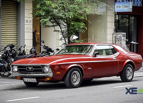 Ngựa hoang Ford Mustang Grande 1971 giữa Sài Gòn và chiếc vô-lăng siêu độc