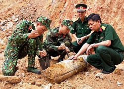 Tá hoả khi phát hiện quả bom còn nguyên ngòi nổ ngay trung tâm TP Hạ Long