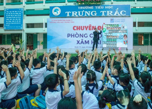 TPHCM: Nhiều học sinh tiểu học nôn ói phải nhập viện sau giờ học