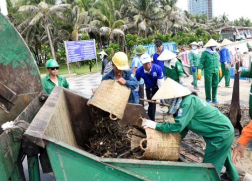 Vũng Tàu: Hàng trăm tấn rác thải bủa vây bãi biển