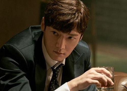 "Cận vệ" Choi Jin Hyuk lại bị hành thừa sống thiếu chết, hoàn kiếp báo thù trong phim mới