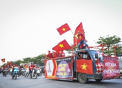 Hàng nghìn cổ động viên Việt Nam "nhuộm đỏ" phố phường Thủ đô trước giờ bóng lăn