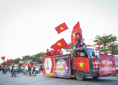 Hàng nghìn cổ động viên Việt Nam "nhuộm đỏ" phố phường Thủ đô trước giờ bóng lăn