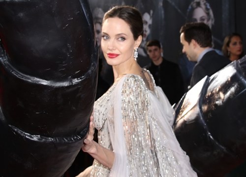 Không diện đầm công chúa thì thôi, một khi Angelina Jolie đã 'lên đồ' thì 'tiên tử Hollywood' cũng phải chịu lép vế