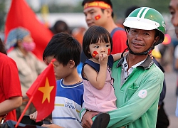 Vất vả cả ngày, người tài xế vẫn gắng đưa con gái nhỏ xem tuyển Việt Nam thi đấu