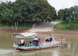 Người lái đò tình nguyện chở học sinh vượt sông Hóa tới trường