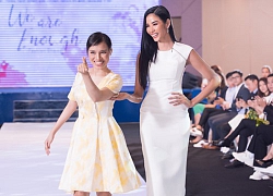 Á hậu Hoàng Thùy dìu bệnh nhân ung thư đi catwalk