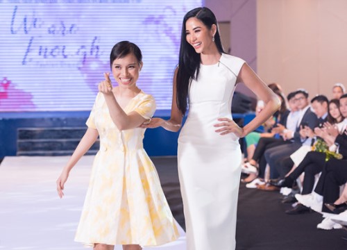 Á hậu Hoàng Thùy dìu bệnh nhân ung thư đi catwalk