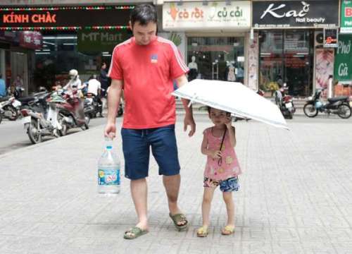 Dân Linh Đàm chật vật lo nước sạch sau 3 ngày nước máy vẫn 'khó ngửi'